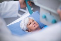 Femme âgée soumise à un test de radiographie à l'hôpital — Photo de stock