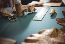 Divers outils de travail sur table en atelier — Photo de stock