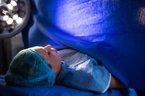 Mujer embarazada acostada en la cama de la operación en el hospital - foto de stock