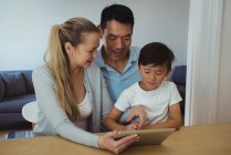 Famiglia utilizzando tablet digitale in soggiorno a casa — Foto stock
