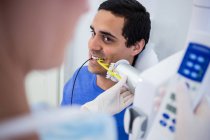 Zahnarzt nimmt Röntgenbild von Patientenzähnen in Klinik — Stockfoto
