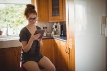 Красива жінка, використовуючи цифровий планшетний кухні в домашніх умовах — стокове фото