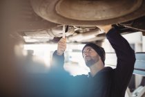 Mécanicien réparer une voiture au garage de réparation — Photo de stock