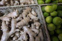Primer plano de verduras frescas en canasta de mimbre - foto de stock