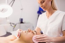Männliche Patientin erhält Massage vom Arzt in Klinik — Stockfoto