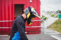 Велосипедист в шлеме в скейтпарке — стоковое фото