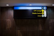 Gros plan sur le panneau d'information de l'aéroport — Photo de stock