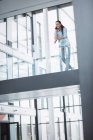 Geschäftsfrau telefoniert im Bürogebäude — Stockfoto