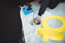 Secção média do pescador de gelo a montar um dutor de gelo — Fotografia de Stock
