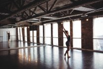 Junge Frau führt modernen Tanz im Tanzstudio auf — Stockfoto