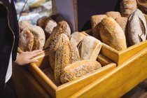 Parte média da mulher em pé no balcão de pão no supermercado — Fotografia de Stock