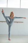 Ballerina practicing a ballet dance in ballet studio — Stock Photo