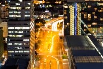 Vista aerea di strada e uffici nel quartiere degli affari di notte — Foto stock