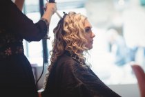 Femme coiffeur coiffure clients cheveux dans le saloon — Photo de stock