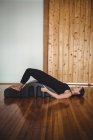 Mulher saudável exercitando com ioga arco traseiro no estúdio de fitness — Fotografia de Stock
