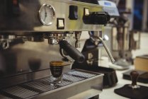 Primer plano de la máquina de hacer café en la cafetería - foto de stock