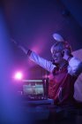 Hübsche weibliche DJ winkt beim Musizieren in Bar — Stockfoto