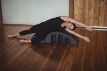 Donna che esercita con arco schiena yoga in palestra — Foto stock