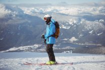 Ski skieur sur des montagnes enneigées — Photo de stock
