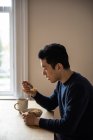 Man having a bowl of cereals at home — Stock Photo