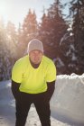 Втомлений чоловік робить перерву під час бігу взимку — стокове фото