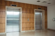 Vue intérieure des ascenseurs dans le mur de bureau moderne — Photo de stock