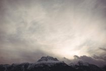 Мальовничий вид на гори snowcapped проти хмарного неба — стокове фото