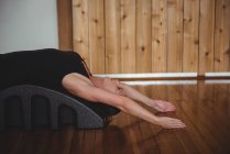 Frau trainiert mit Yoga-Rückenbogen im Fitnessstudio — Stockfoto