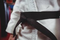 Mittelteil des Karate-Spielers im schwarzen Gürtel — Stockfoto