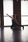 Mulher praticando dança moderna no estúdio de dança — Fotografia de Stock
