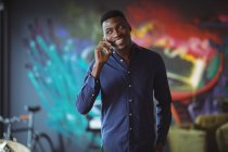 Бізнесмен розмовляє мобільним телефоном в офісі — стокове фото