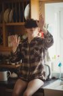 Жінка відчуває гарнітуру віртуальної реальності на кухні вдома — стокове фото