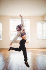 Молодая женщина, практикующая хип-хоп танец в студии — стоковое фото