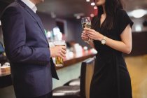 Pärchen trinkt gemeinsam in Bar — Stockfoto