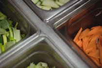 Подрібнені овочі на кухні ресторану — стокове фото