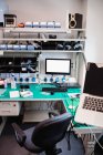 Schreibtisch mit verschiedenen Geräten in einem Elektronikreparaturzentrum — Stockfoto