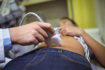 Paciente do sexo feminino recebendo uma ultrassonografia no estômago no hospital — Fotografia de Stock