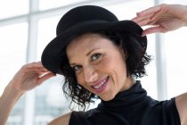 Портрет танцюриста, який позує з капелюхом у танцювальній студії — стокове фото