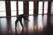 Женщина, практикующая танец в танцевальной студии — стоковое фото