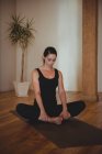 Жінка розслабляється під час практики йоги в фітнес-студії — стокове фото