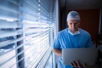 Surgeon using laptop at hospital interior — Stock Photo