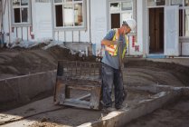 Construção chão nivelamento trabalhador no canteiro de obras — Fotografia de Stock