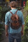 Вид сзади на человека с рюкзаком — стоковое фото