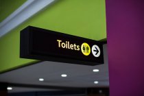 Gros plan sur l'affichage des toilettes pour hommes et femmes à l'aéroport — Photo de stock