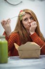 Mujer joven harta de comer ensalada en el restaurante - foto de stock