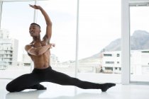 Ballerino che pratica danza classica in studio — Foto stock