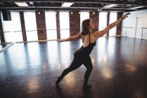 Mujer practicando danza en estudio de danza - foto de stock