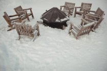 Zona de asientos alrededor de la hoguera durante el invierno - foto de stock