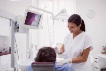 Слідчим пацієнта жіночий стоматолога в стоматологічну клініку — стокове фото