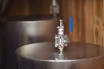 Клапан на пивных сумах для приготовления пива на пивоваренном заводе — стоковое фото